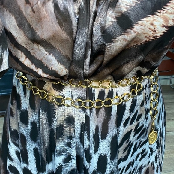 Chanel Gold Chain belt w Medallion Gold tone adjustable may fit up to 14 - Picture 3 of 3